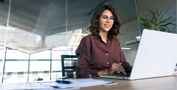 Female supply chain accountant working on a computer, managing accounting transparency through Grydd Expentra.